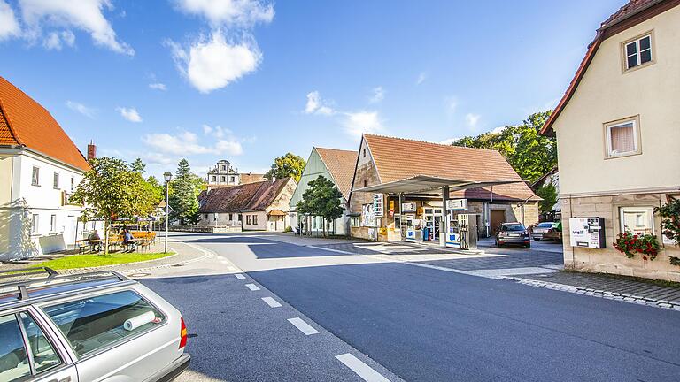 Immerhin: Mitten in Kirchlauter gibt es noch eine Tankstelle. Mit den Einkaufsmöglichkeiten indes sieht es nicht besonders gut aus - doch insgesamt sind die Menschen hier und insgesamt in den Heiligen Ländern mit ihrer Lebenswirklichkeit recht zufrieden. Immerhin: Mitten in Kirchlauter gibt es noch eine Tankstelle. Mit den Einkaufsmöglichkeiten indes sieht es nicht besonders gut aus - doch insgesamt sind die Menschen hier und insgesamt in den Heiligen Ländern mit ihrer Lebenswirklichkeit recht zufrieden.