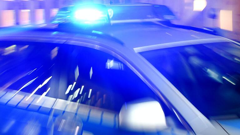 Massiver Polizeieinsatz in Würzburg-Grombühl: Ein Busfahrer und Passanten wurden bedroht, zwei Verdächtige sind festgenommen. Massiver Polizeieinsatz in Würzburg-Grombühl: Ein Busfahrer und Passanten wurden bedroht, zwei Verdächtige sind festgenommen.