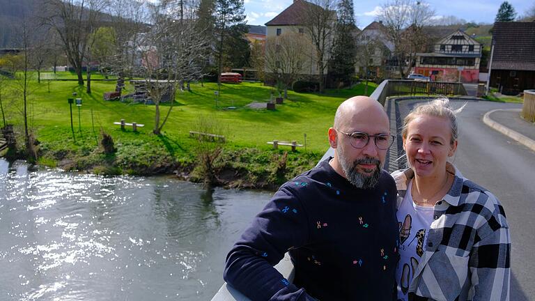 Karolin und Emmanuel Monteiro Dantas sorgen sich um ihren Biergarten an der Saale mit dem Hotel- und Restaurantgebäude im Hintergrund. Karolin und Emmanuel Monteiro Dantas sorgen sich um ihren Biergarten an der Saale mit dem Hotel- und Restaurantgebäude im Hintergrund. 