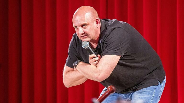 Von der Fastnacht in Franken nach Burglauer: Christoph Maul, Sitzungspräsident in Veitshöchheim, zog mit seinem Kurzauftritt in der Rudi-Erhard-Halle alle Register. Von der Fastnacht in Franken nach Burglauer: Christoph Maul, Sitzungspräsident in Veitshöchheim, zog mit seinem Kurzauftritt in der Rudi-Erhard-Halle alle Register. 