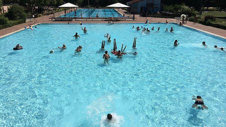 Blick zurück ins türkisblaue Wasser: Im Sommer 2018 hatten zuletzt beide Becken des Volkacher Freibads geöffnet. Im Sommer 2026 soll im neuen Bad wieder geplanscht werden. Blick zurück ins türkisblaue Wasser: Im Sommer 2018 hatten zuletzt beide Becken des Volkacher Freibads geöffnet. Im Sommer 2026 soll im neuen Bad wieder geplanscht werden.