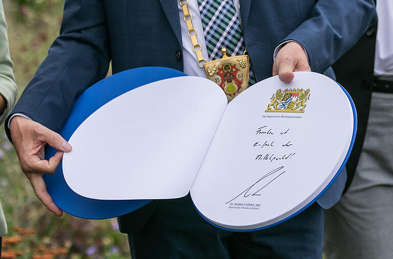 'Franken ist einfach der Mittelpunkt', schreibt Ministerpräsident Markus Söder ins Gäste-Buch, das künftig im Veitshöchheimer Rathaus liegt und in das sich jeder Besucher des EU-Mittelpunktes eintragen darf. 'Franken ist einfach der Mittelpunkt', schreibt Ministerpräsident Markus Söder ins Gäste-Buch, das künftig im Veitshöchheimer Rathaus liegt und in das sich jeder Besucher des EU-Mittelpunktes eintragen darf. 