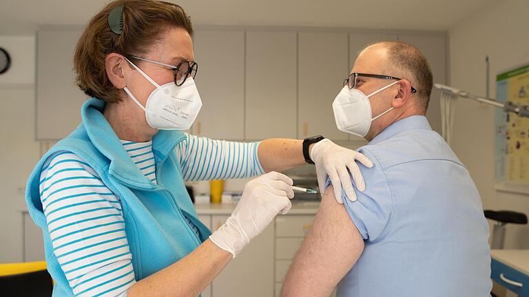 Am Mittwoch starten die ersten bayerischen Hausärzte mit Impfungen gegen das Coronavirus. Am Mittwoch starten die ersten bayerischen Hausärzte mit Impfungen gegen das Coronavirus.