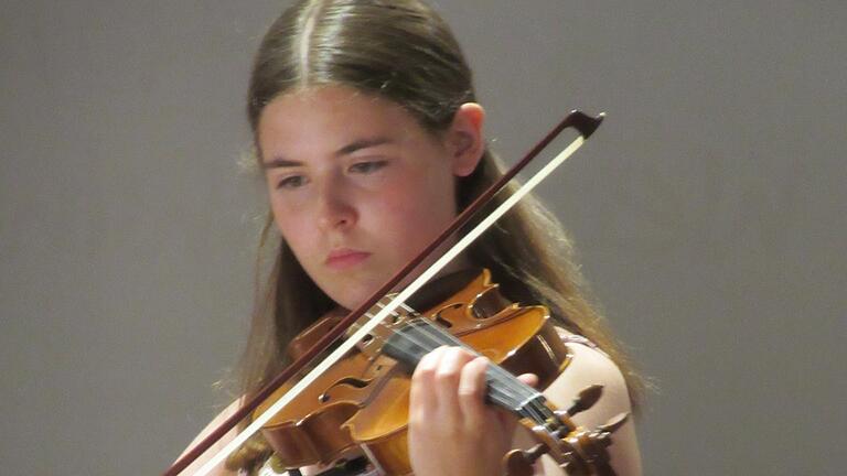 Sie zeigte ihr großes Talent auf der Violine: die junge Julia Emmerling.