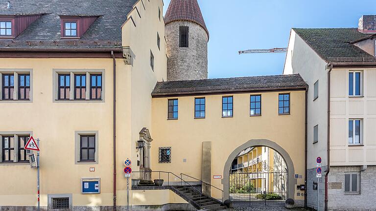 Blick auf den denkmalgeschützten Zehnthof in der Klosterstraße im Würzburger Stadtteil Heidingsfeld. Blick auf den denkmalgeschützten Zehnthof in der Klosterstraße im Würzburger Stadtteil Heidingsfeld.