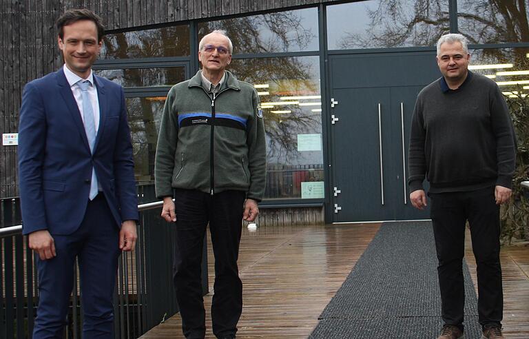 Die Führung des Trägervereins des Steigerwaldzentrums:&nbsp; Landrat Florian Töpper (links) als Vorsitzender und sein Stellvertreter, der Scheinfelder Bürgermeister Claus Seifert (rechts). Mit im Bild der forstliche Leiter des Zentrums, Andreas Leyrer.