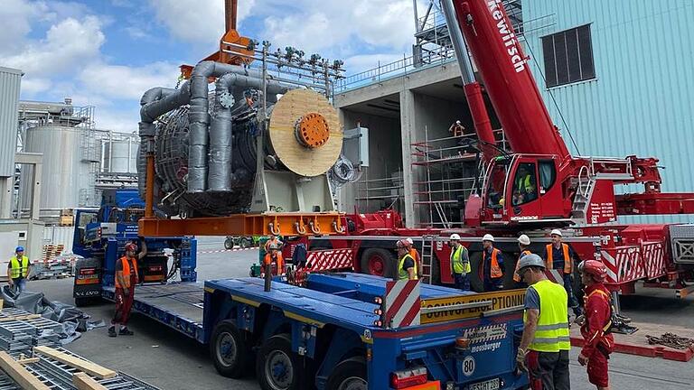 Eine Investition von 50 Millionen Euro: Die neue Gasturbine wird im Kraftwerk der Papierfabrik Palm in Eltmann montiert. Eine Investition von 50 Millionen Euro: Die neue Gasturbine wird im Kraftwerk der Papierfabrik Palm in Eltmann montiert.