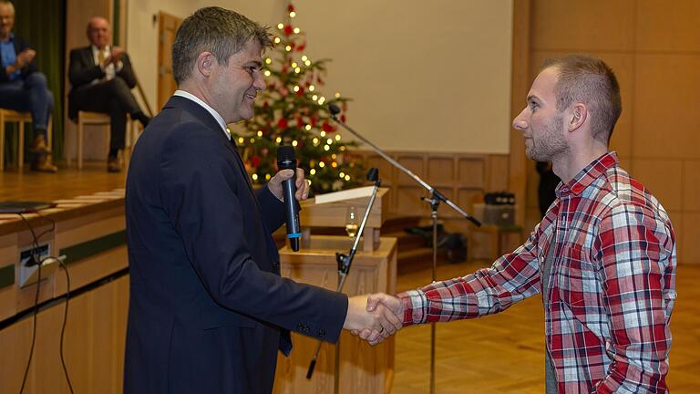 Bürgermeister Michael Kraus (links) gratuliert Jan Eyring vom TSV Mellrichstadt zu seinen sportlichen Erfolgen. Bürgermeister Michael Kraus (links) gratuliert Jan Eyring vom TSV Mellrichstadt zu seinen sportlichen Erfolgen.