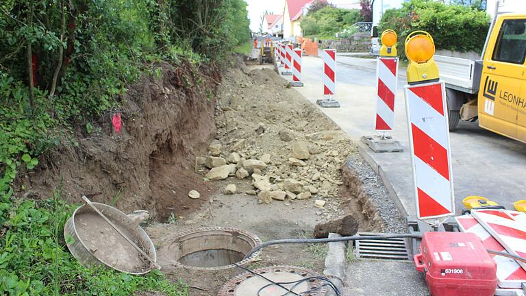 In der Mai-Sitzung des Großlangheimer Marktgemeinderats waren schon Arbeiten zur Erschließung unbebauter Bereiche in der Rossgasse und in der Albertshöfer Straße vergeben worden. In der Sitzung am Dienstagabend erfolgte die Bekanntgabe.