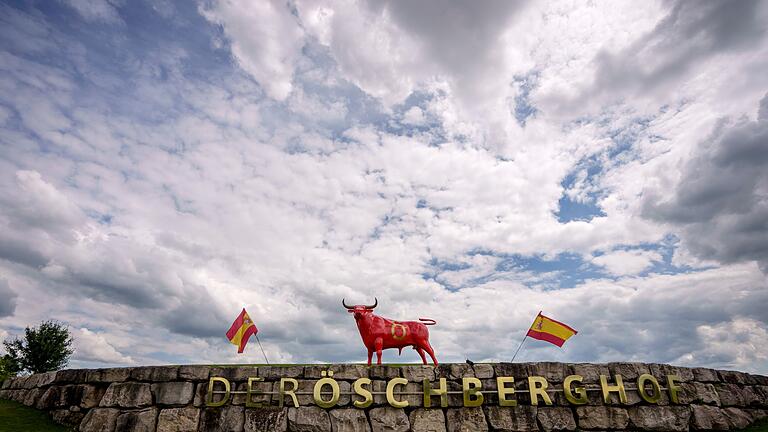 Spaniens EM-Team hat Interesse am roten Stier aus Donaueschingen       -  Der rote Stier am Eingang des EM-Quartiers der Spanier könnte mit nach Madrid reisen.