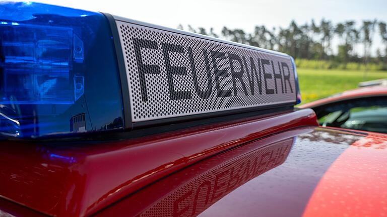 Feuerwehr       -  Feuerwehrleute pumpen Wasser in den See in München. (Symbolbild)