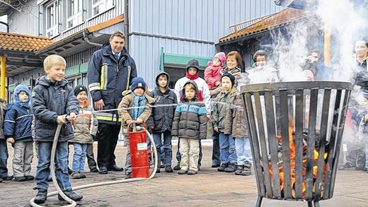 Wasser marsch: auch die Brandschutzerziehung im Kindergarten lag Walter Völker (Bildmitte) am Herzen.