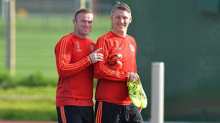 &bdquo;Viel Glück!&rdquo;       -  Wayne Rooney wünscht (l) wünscht seinem bald ehemaligen Teamkollegen Bastian Schweinsteiger viel Glück beim nächsten Karriereschritt. Foto: Peter Powell