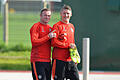 &bdquo;Viel Glück!&rdquo;       -  Wayne Rooney wünscht (l) wünscht seinem bald ehemaligen Teamkollegen Bastian Schweinsteiger viel Glück beim nächsten Karriereschritt. Foto: Peter Powell