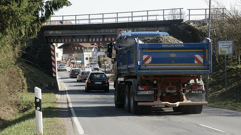 Da die bisherige Brücke bei Stockheim zu niedrig ist, soll ein Neubau her. Die Durchfahrtshöhe wäre dann 4,50 Meter.