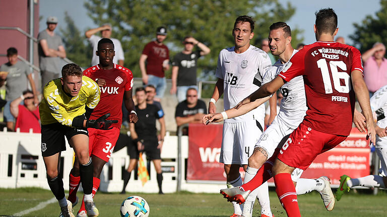 Das war der zweite Streich: Luca Pfeiffer (ganz rechts) trifft für die Kickers, von links kommen Keeper Nico Purtscher (TSV Aubstadt), Christian Köttler, Julius Benkenstein&nbsp; zu spät. Im Hintergrund Kickers-Akteur Frank Ronstadt, der die Vorlage gegeben hatte.&nbsp;