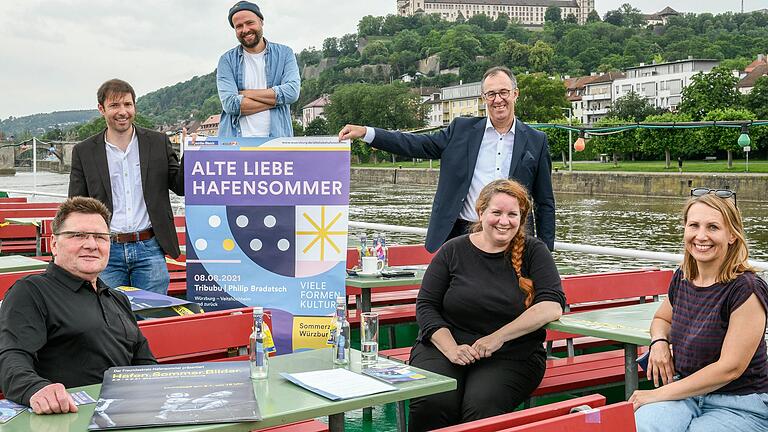 Unter dem Motto 'Alte Liebe Hafensommer' finden in diesem Jahr vier Konzerte beim Alternativprogramm für den Hafensommer statt. Von links:&nbsp;Hans Hummel (Freundeskreis Hafensommer), Christoph Wehnert (stellvertretender Fachbereichsleiter Kultur), Ingolf Stöcker (Fachbereich Kultur), Ruthard Sämann (Spardabank), Kathrin Jacobs (Kulturamtsleiterin) und Judith Keller (Corporate Design).