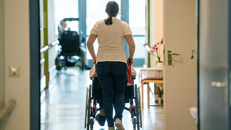 Während Krankenhäuser demnächst Hilfszahlungen erhalten, gehen Alten- und Pflegeheime leer aus. Ohne Unterstützung könnte es zu Schließungen kommen. (Symbolbild)