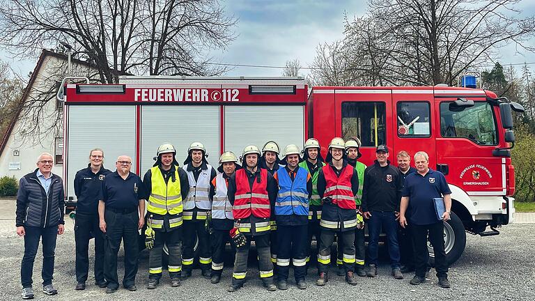 Auf dem Foto Bürgermeister Günter Pfeiffer, KBM Simone Halbig, Ehrenkreisbrandinspektor Peter Hegemann, Philipp Prediger, Felix Mai, Florian Weigand, Julian Pötsch, Jakob Pötsch, Stefan Fischer, Leon Eiring, Lukas Reinhart, Julian Denninger, stv. Kommandant Andreas Kirchner, KBI Andreas Franz, stv. Kommandant Klaus Fischer.