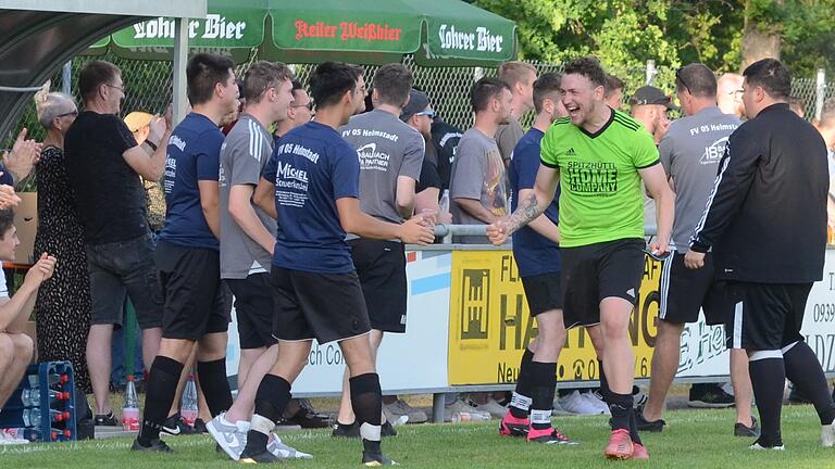 Es ist geschafft: Die Spieler der zweiten Mannschaft des FV Helmstadt feiern den Aufstieg. Es ist geschafft: Die Spieler der zweiten Mannschaft des FV Helmstadt feiern den Aufstieg.