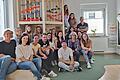 Dozentinnen und Studierende der Fachakademie für Heilpädagogik im SkF vor dem neu gestalteten Spielturm in der Aufsuchenden Erziehungsberatung im SkF.