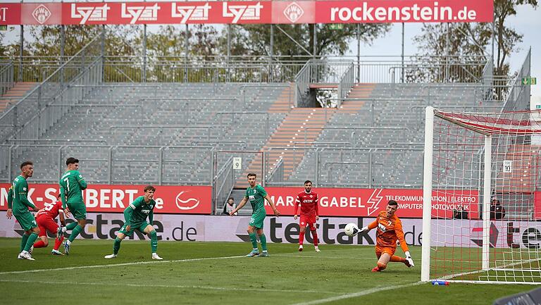 Der erste Kickers-Streich: Dominik Meisel (links) erzielt das 1:0. Der erste Kickers-Streich: Dominik Meisel (links) erzielt das 1:0.
