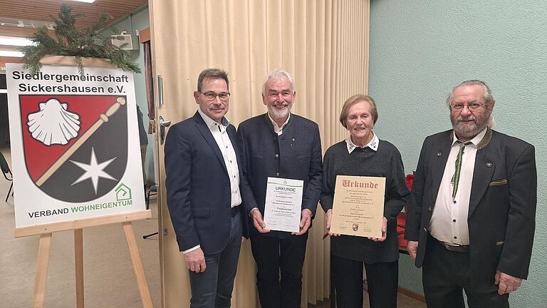 Robert Heinkel (Vorsitzender), Helmut Lober, Ingeborg Wagner und Wolfgang Etzel (stellv. Bezirksvorsitzender) nach den Ehrungen. Robert Heinkel (Vorsitzender), Helmut Lober, Ingeborg Wagner und Wolfgang Etzel (stellv. Bezirksvorsitzender) nach den Ehrungen.