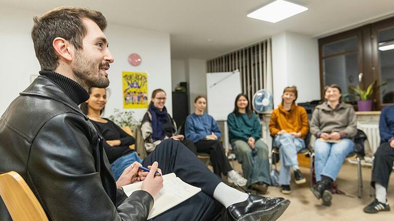 Bei regelmäßigen Treffen besprechen Bariş Yüksel (links) und Angela Nasimi gemeinsam mit ihrem Team den Ablauf der Würzburger Woche gegen Rassismus. Bei regelmäßigen Treffen besprechen Bariş Yüksel (links) und Angela Nasimi gemeinsam mit ihrem Team den Ablauf der Würzburger Woche gegen Rassismus.