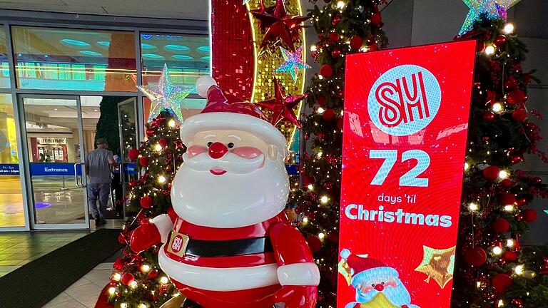 Weihnachtszeit auf den Philippinen       -  Auf solchen Leuchttafeln werden die Tage bis Weihnachten heruntergezählt.