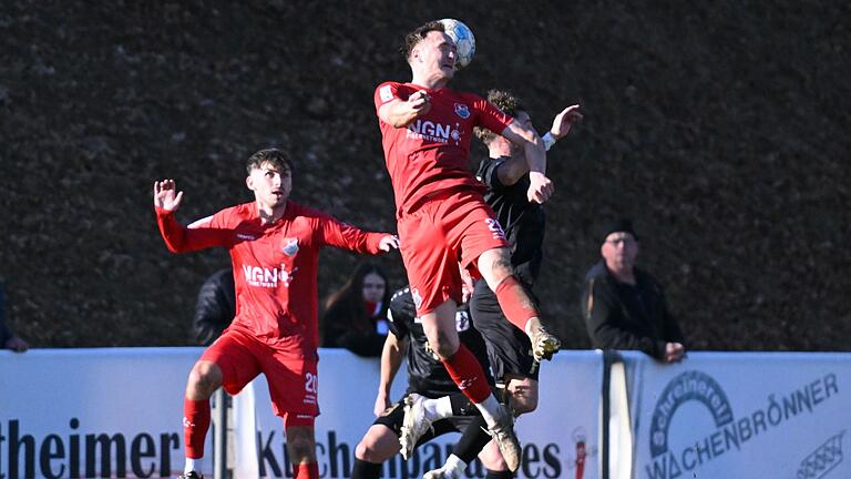 Marco Nickel (vorne) bereitete das 1:0 des TSV Aubstadt im Spiel gegen den TSV Schwaben Augsburg mit dem Kopf vor. Marco Nickel (vorne) bereitete das 1:0 des TSV Aubstadt im Spiel gegen den TSV Schwaben Augsburg mit dem Kopf vor.