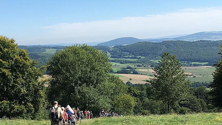 Weltweit am besten: das Biosphärenreservat Rhön. Die Region genießen viele Wanderer, wie hier bei einer Wanderung nach Fladungen beim Naturerlebniscamp des Vereins Naturpark und Biosphärenreservat Rhön. Weltweit am besten: das Biosphärenreservat Rhön. Die Region genießen viele Wanderer, wie hier bei einer Wanderung nach Fladungen beim Naturerlebniscamp des Vereins Naturpark und Biosphärenreservat Rhön.