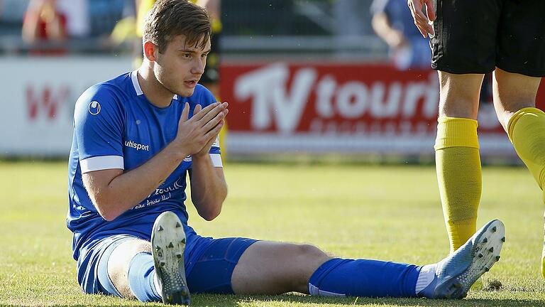 Seit Sommer 2019 spielt Fabio Bozesan im Trikot des Würzburger FV. Ein ebenso intelligenter wie kopfballstarker Spieler, sagt Claudiu Bozesan über seinen Sohn. Seit Sommer 2019 spielt Fabio Bozesan im Trikot des Würzburger FV. Ein ebenso intelligenter wie kopfballstarker Spieler, sagt Claudiu Bozesan über seinen Sohn.