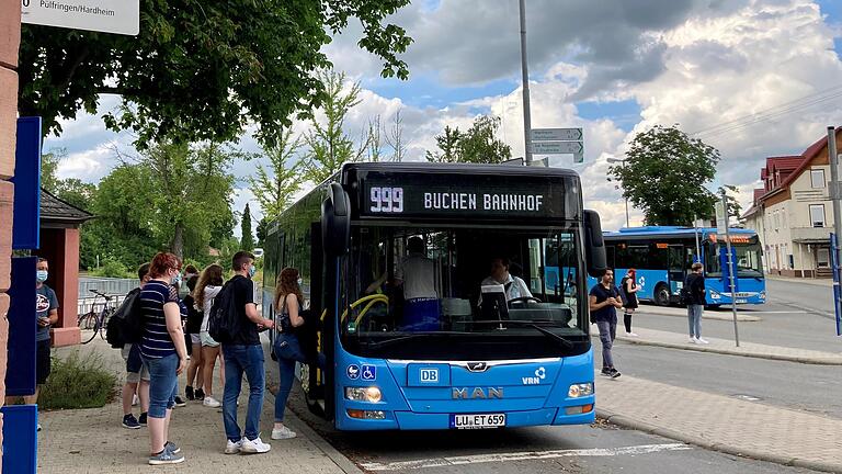 Ein Bus der Linie 999 hält am Zentralen Omnibusbahnhof Tauberbischofsheim: Die Regiobuslinie zwischen Buchen (Odenwald) und Tauberbischofsheim soll für fünf weitere Jahre fortgeführt werden.