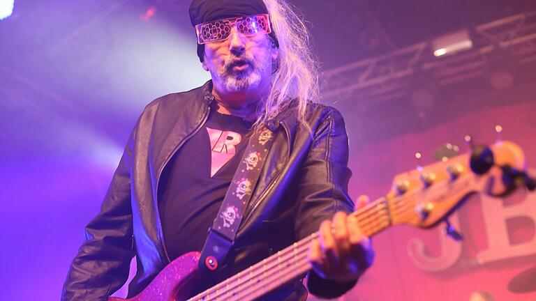 Gaudi-Rock und viel pinke Farbe: J.B.O. aus Erlangen mit Ralph Bach am Bass. Gaudi-Rock und viel pinke Farbe: J.B.O. aus Erlangen mit Ralph Bach am Bass.