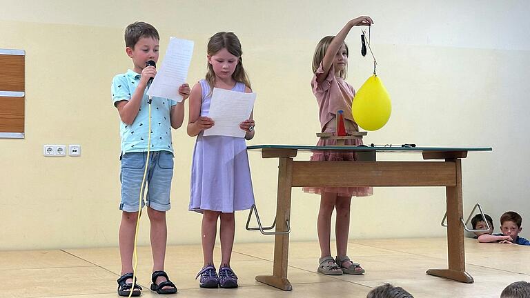 Maximilian Pflug, Sophia Hofmann, Elin Herliz präsentieren die Luftballonwaage: Luft hat Gewicht. Maximilian Pflug, Sophia Hofmann, Elin Herliz präsentieren die Luftballonwaage: Luft hat Gewicht.