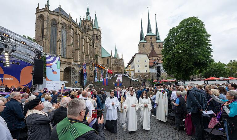 Beim 103. Deutschen Katholikentag bot der Domplatz in Erfurt die Kulisse für die großen Gottesdienste und Veranstaltungen mit Tausenden von Teilnehmerinnen und Teilnehmern. Beim 103. Deutschen Katholikentag bot der Domplatz in Erfurt die Kulisse für die großen Gottesdienste und Veranstaltungen mit Tausenden von Teilnehmerinnen und Teilnehmern.