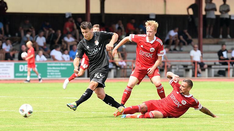 Für den TSV Aubstadt (links Ben Müller) gab es beim TSV 1860 Rosenheim (Mitte Sam Zander, links Sascha Marinkovic) kaum ein Durchkommen. Für den TSV Aubstadt (links Ben Müller) gab es beim TSV 1860 Rosenheim (Mitte Sam Zander, links Sascha Marinkovic) kaum ein Durchkommen.