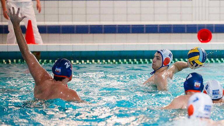 Marko Augusti (mit Ball) vom SV 05 Würzburg versucht den gegnerischen Keeper zu überwinden. Am Samstag reicht den Würzburger Wasserballern ein Unentschieden zum Klassenerhalt. Marko Augusti (mit Ball) vom SV 05 Würzburg versucht den gegnerischen Keeper zu überwinden. Am Samstag reicht den Würzburger Wasserballern ein Unentschieden zum Klassenerhalt.