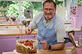 Die Erdbeer-Wickeltorte backt der in Würzburg arbeitende Vollstreckungsmitarbeiter Christian Spindler eigentlich seinen Töchtern zum Geburtstag und jetzt bei 'Das große Backen'.