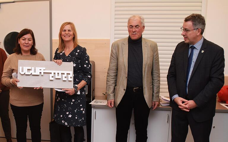 Christine Seufferlein und Claudia Dachlauer (von links) freuen sich über den symbolischen Schlüssel, in dem die Inschrift 'VG UFF – 2022' integriert ist. Mitgebracht hatte ihn Architekt Karlheinz Liebberger, der ihn zuerst an den Vorsitzenden der Verwaltungsgemeinschaft (VG) Uffenheim, Bürgermeister Wolfgang Lampe (rechts), überreicht hatte. Christine Seufferlein und Claudia Dachlauer (von links) freuen sich über den symbolischen Schlüssel, in dem die Inschrift 'VG UFF – 2022' integriert ist. Mitgebracht hatte ihn Architekt Karlheinz Liebberger, der ihn zuerst an den Vorsitzenden der Verwaltungsgemeinschaft (VG) Uffenheim, Bürgermeister Wolfgang Lampe (rechts), überreicht hatte.