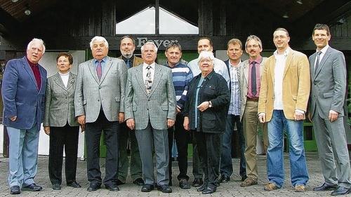 Am 30. April scheiden neun teils altgediente Stadträte und die fünf Ortssprecher aus dem Gemündener Stadtrat aus. Im Bild (von links) die Stadträte Adolf Stadler, Ursula von Hahn, Horst Hartmann, Stefan Koberstein, Hermann Höfling, Rudolf Lengler, Carmen Strein und Fritz Bils sowie die Ortssprecher Peter Hartmann (Harrbach), Thomas Haas (Massenbuch) und Simon Englert (Seifriedsburg) mit Bürgermeister Thomas Schiebel. Am 30. April scheiden neun teils altgediente Stadträte und die fünf Ortssprecher aus dem Gemündener Stadtrat aus. Im Bild (von links) die Stadträte Adolf Stadler, Ursula von Hahn, Horst Hartmann, Stefan Koberstein, Hermann Höfling, Rudolf Lengler, Carmen Strein und Fritz Bils sowie die Ortssprecher Peter Hartmann (Harrbach), Thomas Haas (Massenbuch) und Simon Englert (Seifriedsburg) mit Bürgermeister Thomas Schiebel.