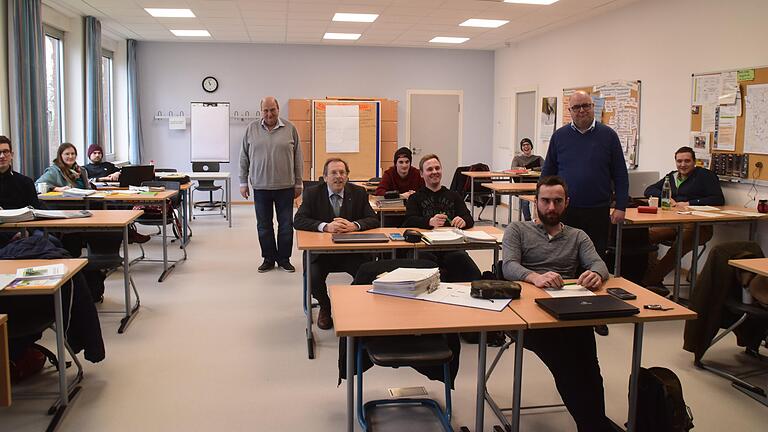 Das Abschlusssemester der Uffenheimer Landwirtschaftsschule bereitet sich auf die bevorstehende Prüfung vor. Kurz schauten AELF-Leiter Gerd Düll, Landtagsabgeordneter Hans Herold (sitzend) und Schulleiter Norbert Pfeufer vorbei.