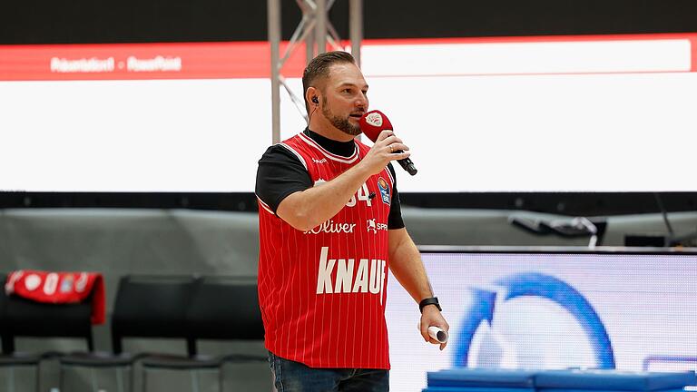 Als Ersatz für Simon Stefan ist Matthias Bielek wieder bei den Würzburg Baskets als Hallensprecher am Mikrofon. Als Ersatz für Simon Stefan ist Matthias Bielek wieder bei den Würzburg Baskets als Hallensprecher am Mikrofon.