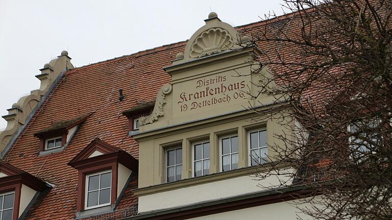 Die Seniorenresidenz Phönix in Dettelbach liegt nahe der Wallfahrtskirche Dettelbach. Gebaut wurde das Haus 1906 als Krankenhaus. Die Seniorenresidenz Phönix in Dettelbach liegt nahe der Wallfahrtskirche Dettelbach. Gebaut wurde das Haus 1906 als Krankenhaus.