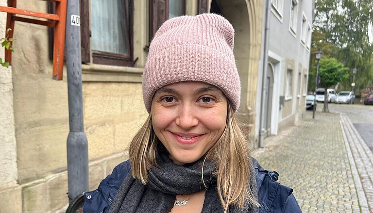 Manuela Huber, 29, Eltmann: 'Ich warte schon lange darauf, es stand ja schon im Mitteilungsblatt!' Manuela Huber, 29, Eltmann: 'Ich warte schon lange darauf, es stand ja schon im Mitteilungsblatt!'