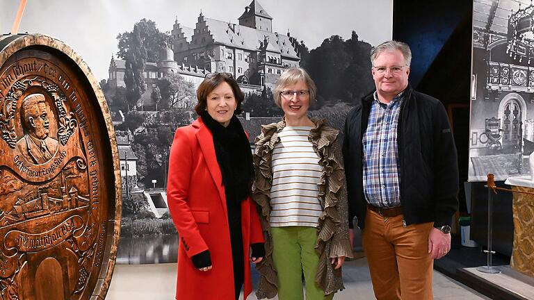 Der Förderverein Schloss Mainberg präsentiert Gegenstände aus Schloss Mainberg. Zum Beispiel links einen Fassboden mit einem Porträt von Ernst Sachs. Im Bild (von links) Christine Bender, Fördervereinsvorsitzende, und die Ausstellungskonzipierer Daniela Harbeck-Barthel und Thomas Horling (zweiter Vorsitzender des Fördervereins). Der Förderverein Schloss Mainberg präsentiert Gegenstände aus Schloss Mainberg. Zum Beispiel links einen Fassboden mit einem Porträt von Ernst Sachs. Im Bild (von links) Christine Bender, Fördervereinsvorsitzende, und die Ausstellungskonzipierer Daniela Harbeck-Barthel und Thomas Horling (zweiter Vorsitzender des Fördervereins).
