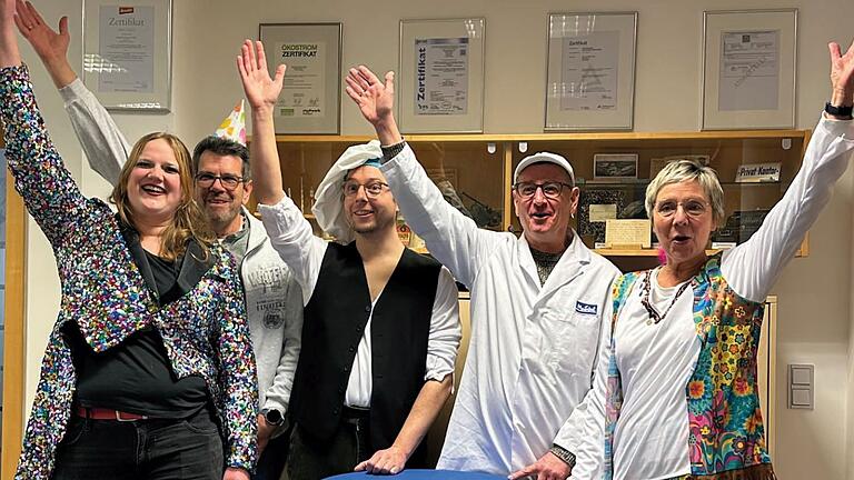 Elf weise Hasen: Sandra Lohs, Jürgen Bätz, Ludwig Wolf, Michael Faller überreichen Maxi-Hiffenmark-Glas an Maintal Geschäftsführerin Anne Feulner.