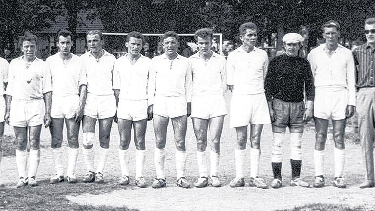 Die Meistermannschaft aus dem Jahr 1962 (von links): Siegfried Öchser, Edgar Hämer, Gustav Hömerlein, Hermann Neubert, Michael Dünninger, Elmar Mantel, Jost Schikowski, Helmut Bock, Trainer R. Öhm, Erster Vorstand Hubert Mantel. Die Meistermannschaft aus dem Jahr 1962 (von links): Siegfried Öchser, Edgar Hämer, Gustav Hömerlein, Hermann Neubert, Michael Dünninger, Elmar Mantel, Jost Schikowski, Helmut Bock, Trainer R. Öhm, Erster Vorstand Hubert Mantel.
