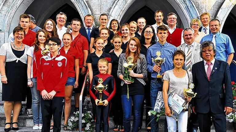 Erfolgsgewohnt: Die Sportler und Mannschaften des Jahres zusammen mit Vertretern der Stadt Ochsenfurt und den beiden Sportreferenten Rosa Behon (links) und Herbert Gransitzki (rechts). Erfolgsgewohnt: Die Sportler und Mannschaften des Jahres zusammen mit Vertretern der Stadt Ochsenfurt und den beiden Sportreferenten Rosa Behon (links) und Herbert Gransitzki (rechts).