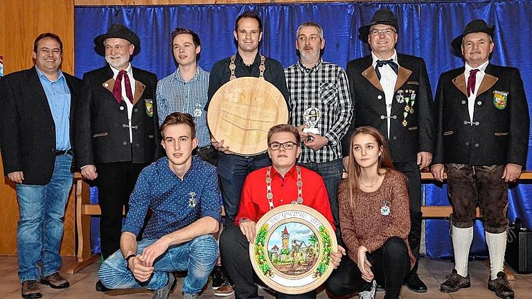 Die Königsfamilie (hinten von links): Frank Heß, Reinhold Keller, Tobias Keller, Sebastian Spiegel, Jürgen Kühne, Harald Borst sowie (vorne von links): Max Hetzer, Jugendkönig Tobias Stockmann und Dana Emele. Die Königsfamilie (hinten von links): Frank Heß, Reinhold Keller, Tobias Keller, Sebastian Spiegel, Jürgen Kühne, Harald Borst sowie (vorne von links): Max Hetzer, Jugendkönig Tobias Stockmann und Dana Emele.